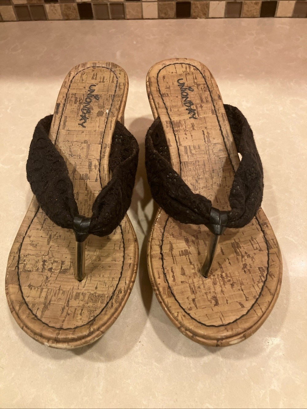 UNIONBAY women’s size 7 Black cloth with 3in Cork-Style wedge Thong Sandals